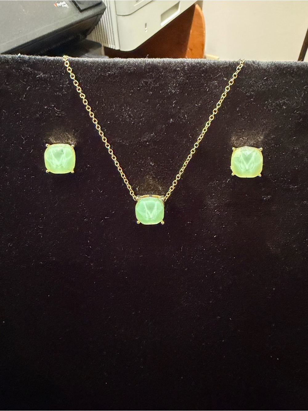 Source Unknown Gold-Tone Necklace and Stud Set with Light Green Stones